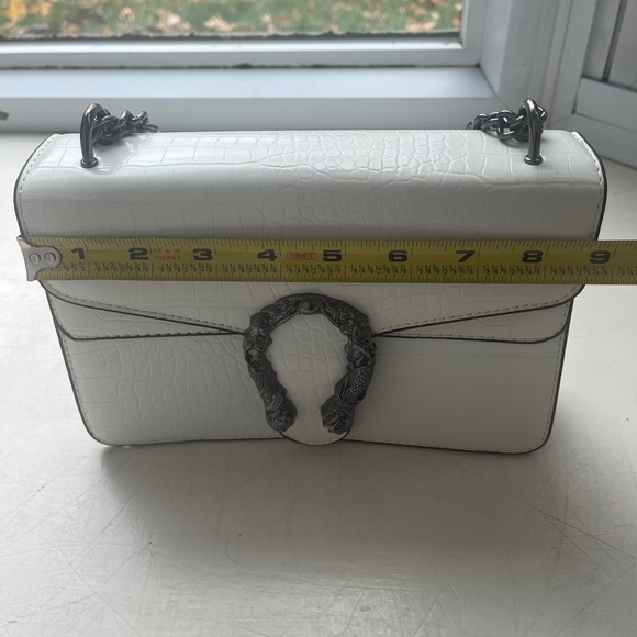 Stylish White Croc-Embossed Shoulder Bag - Picture 5 of 6